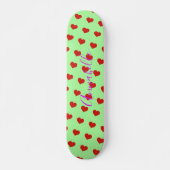 Pop Art Red Heart Pattern over groene achtergrond Persoonlijk Skateboard (Voorkant)