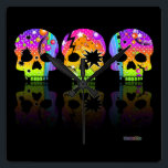 Pop Art SKULLS WALL CLOCK Vierkante Klok<br><div class="desc">Kleurrijke Pop maakt menselijke vaardigheden. Scary and upbeat tezelfdertijd - sorta Gothic ontmoet de zestiger. Halloween zal nooit hetzelfde zijn en het is een perfect ontwerp voor Dag van de Dood!</div>