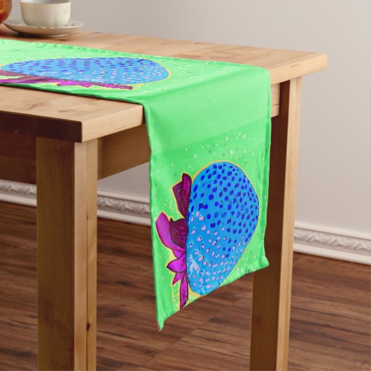 Pop Art Strawberry Blue Korte Tafelloper (Voorbeeld)