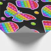 Pop het Rainbow Butterflies en Hearts Birthday Cadeaupapier (Hoek)
