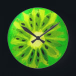 Pop kunst heldere kiwi - waterverf ronde klok<br><div class="desc">Een schattige en kleurrijke levendige kiwi-vruchtenplak van een origineel schilderij van kunstenaar Sacha Grossel. Deze grote kunstachtige pop is groen en zeer helder en kleurrijk tegen een aanpasbare gele achtergrond. Kronkelig en origineel.</div>