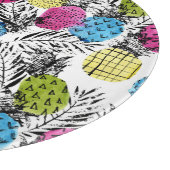 Pop kunstananassen en palmbladeren snijplank (Hoek)