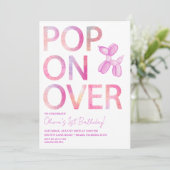 Pop op over meisje ballon hond verjaardagsuitnodig kaart (Staand voorkant)