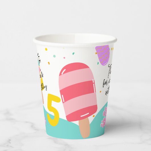 Pop op over verjaardagspartij document koppen papieren bekers (Links)