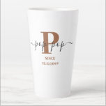 Pop-Pop Elegant Script Monogram Brown White Latte Mok<br><div class="desc">Latte mok voor een nieuwe pop-pop of een reeds lang bestaande! die je kunt personaliseren met de datum waarop ze grootvader werden. Dit trendy minimalistische ontwerp heeft een modern kleurenpalet van bruin, zwart en wit. Het heeft een Pop-Pop monogram, met de letter P van het initiaal en de naam pop-pop,...</div>