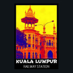 Pop van het spoorwegstation Kuala Lumpur Art Poste Poster<br><div class="desc">Het oude spoorwegstation Kuala Lumpur is een van de beroemdste historische mijlpalen van Maleisië. Het werd gebouwd in 1910 in de Anglo-Mughal architecturale stijl en ontworpen door AB Hubback. U vindt meer informatie op mijn website: http://www.malaysia-traveler.com/kl-railway-station.html Mijn poster neemt zowel pop-kunst- als vintage-poster-invloeden op voor een echt unieke look.</div>