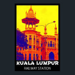 Pop van het spoorwegstation Kuala Lumpur Art Poste Poster<br><div class="desc">Het oude spoorwegstation Kuala Lumpur is een van de beroemdste historische mijlpalen van Maleisië. Het werd gebouwd in 1910 in de Anglo-Mughal architecturale stijl en ontworpen door AB Hubback. U vindt meer informatie op mijn website: http://www.malaysia-traveler.com/kl-railway-station.html Mijn poster neemt zowel pop-kunst- als vintage-poster-invloeden op voor een echt unieke look.</div>