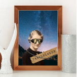 Pop van Woman Trailblazer Night Sky Art Poster<br><div class="desc">Kitschy collage poster geeft een knip aan alle vrouwelijke blazers van het jaar 1930 en bevat gekleurde foto-uitsnijding van vrouwen uit de jaren 1930 met toegevoegde steampunkbril,  een reeks parels,  washi-tape met "trailblazer"-tekst op de achtergrond van de nachtelijke sterrenhemel</div>