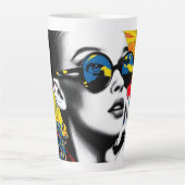 Popart vrouw met zonnebril latte mok (Voorkant)