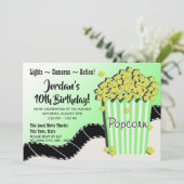 Popcorn en een groene film kaart (Staand voorkant)