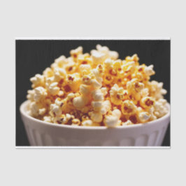 Popcorn op een zwarte achtergrond tissuepapier