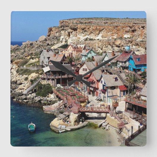 Popeye Village Malta Vierkante Klok (Voorkant)