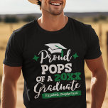 Poppen van de afstuderen producten t-shirt<br><div class="desc">Viel het afstuderen van je kleinzoon of grootdochter in met dit moderne T-shirt met een "Proud POPPEN of a 2023 Afstuderen"-typografie in witte en groene lettertypen met een zwart afstudeerder pet met groene tassel; personaliseer dit t-shirt gemakkelijk met het afstuderen jaar en de naam van het afstudeerder door de sjabloon...</div>