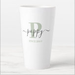 Poppy Elegant Script Monogram Silver Green Latte Mok<br><div class="desc">Latte mok voor een nieuwe papaver of een oude vader, die je kunt personaliseren met de datum waarop ze vader werden. Dit trendy minimalistische ontwerp heeft een subtiel kleurenpalet van zilvergroen, zwart en wit. Het heeft een papavermonogram, met de letter P van het initiaal en de naam papaver, die in...</div>