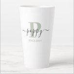 Poppy Elegant Script Monogram Silver Green Latte Mok<br><div class="desc">Latte mok voor een nieuwe papaver of een oude vader, die je kunt personaliseren met de datum waarop ze vader werden. Dit trendy minimalistische ontwerp heeft een subtiel kleurenpalet van zilvergroen, zwart en wit. Het heeft een papavermonogram, met de letter P van het initiaal en de naam papaver, die in...</div>