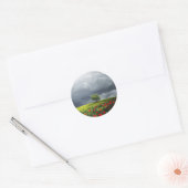 Poppy Field en Cloudy Sky Ronde Sticker (Envelop)