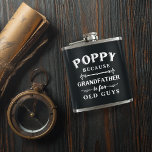 Poppy | Funny Grandfather is voor oude jongens Heupfles<br><div class="desc">Opa is voor oude jongens,  dus hij is Poppy in plaats daarvan! Behandel een geliefde opa naar deze geweldige kolf deze Vaderdag,  grootouderdag,  verjaardag of vakantie. Het ontwerp van de kool kenmerkt het citaat in witte  stijl die op een zachte houtskool zwarte achtergrond wordt gedrukt.</div>