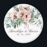 Poppy Radiance Wedding Favor Magneet<br><div class="desc">Stijlvolle poppies met een elegante illustratie van de waterverf van het roos. U kunt coördinerende producten mengen of aanpassen door onze sectie van Collecties te bezoeken. Als u hulp bij plaatsing of aanpassing nodig hebt, te gebruiken gelieve de verbinding "Contact Deze Ontwerper"op de rechterkant van deze pagina. (Originele afbeelding met...</div>