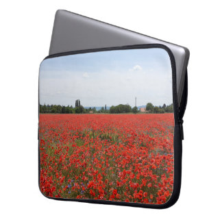 Poppy veld bij de hand laptop sleeve
