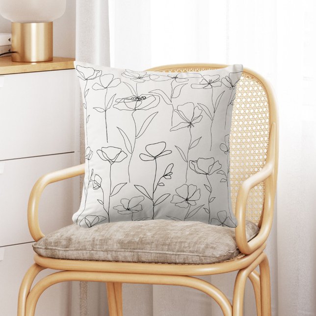 Poppy Wildflower Zwart-wit Minimal Floral Kussen (In situ)