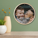 Populaire foto van beste vader op dag van de vader<br><div class="desc">De beste vader van de vader op dag van zijn vader, volledige fotoklok. Deze muurklok toont een volledige foto van je familie en bevat ook de woorden "Beste vader ooit" en de naam van elk familielid. Deze gepersonaliseerde klok is de perfecte manier om je vader te shows hoeveel je belangrijk...</div>