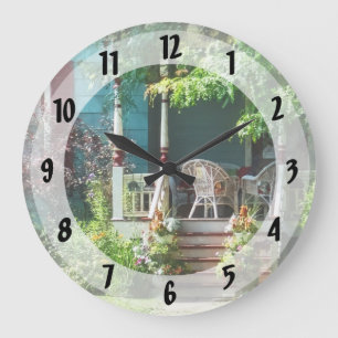 Porch met bloemen en kruiwagens grote klok