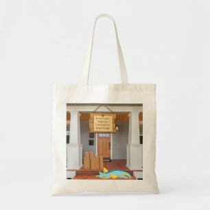 Porch Pirates Welkom: Onze draak heeft altijd hong Tote Bag