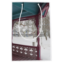 Porch Uitzicht op een sneeuwdag - Martha's wijntui Medium Cadeauzakje