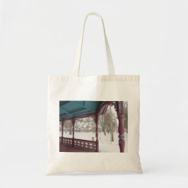 Porch Uitzicht op een sneeuwdag - Martha's wijntui Tote Bag