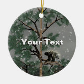 Porcupine in een pijnboom keramisch ornament (Voorkant)