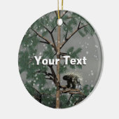 Porcupine in een pijnboom keramisch ornament (Links)