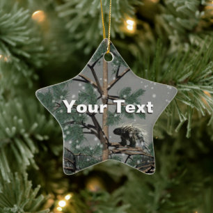 Porcupine in een pijnboom keramisch ornament