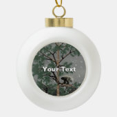 Porcupine in een pijnboom keramische bal ornament (Voorkant)