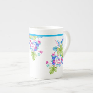 Porseleinen bessen op een Bone China Mok