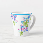 Porseleinen bessen op een kleine latte Mok (Rechterhoek)