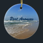 Port Aransas Beach in Texas Keramisch Ornament<br><div class="desc">Een foto van Port Aransas Beach in Texas. Een geweldig cadeau voor een Texaan die van Mustang Island houdt in de zomer. Een oceaanvakantie in het zee en de zon is precies wat iedereen nodig heeft.</div>