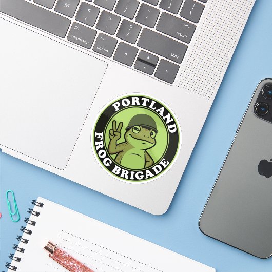 Portland Frog Brigade Sticker (Laptop met iPhone)
