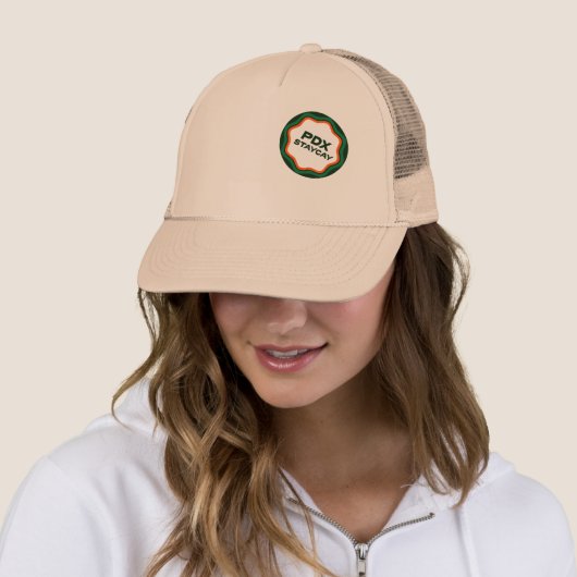 Portland Staycation Trucker Hat - Alle Khakis Trucker Pet (In situ)