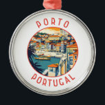Porto Portugal Retro Distressed Circle Metalen Ornament<br><div class="desc">Porto retro vector reisontwerp. Porto is een kuststad in het noordwesten van Portugal,  bekend om zijn statige bruggen en de productie van port.</div>
