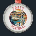 Porto Portugal Retro Distressed Circle Metalen Ornament<br><div class="desc">Porto retro vector reisontwerp. Porto is een kuststad in het noordwesten van Portugal,  bekend om zijn statige bruggen en de productie van port.</div>