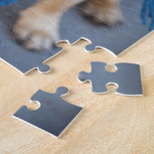 Portrait Cute Pug Dog met Blue Scarf, City Dog Legpuzzel (Zijkant)