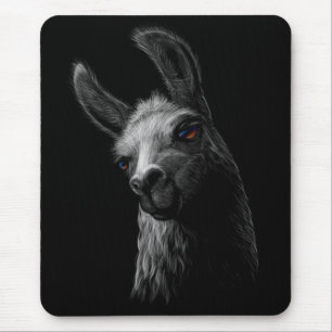 Portret Head Cute Llama met een zwarte achtergrond Muismat