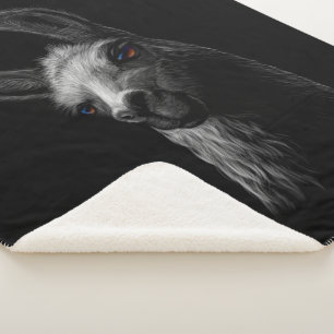 Portret Head Cute Llama met een zwarte achtergrond Sherpa Deken