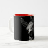 Portret Head Cute Llama met zwarte achtergrond Tweekleurige Koffiemok (Voorkant links)