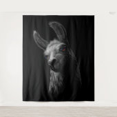 Portret Head Cute Llama met zwarte achtergrond Wandkleed (Voorkant)