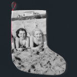 Portret of five young women lying on the beach an kleine kerstsok<br><div class="desc">Portret van vijf jonge vrouwen die op het strand liggen en vintage glimlachen, strand, vrouw, portret, schoonheid, twintig, vakantie, jong, dag, zand, hemel, zwembroek, overdag, , boom, 1910-1940, 20 iets, 20 jaar oud, retro, illustratie, </div>