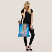 Portret van de etherische godin – surrealistische tote bag (Op model)