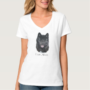 portret van de zwarte hond van brindle akita met s t-shirt