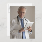 Portret van een arts met een digitale briefkaart (Voorkant / Achterkant)