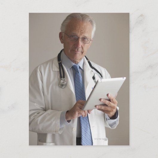 Portret van een arts met een digitale briefkaart (Voorkant)